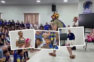 Alunos de Apiacás lotam centro cultural para assistir peça teatral