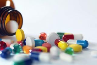 Entidades criticam permissão para farmacêutico prescrever medicamento