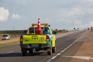 BR-163: vagão de carreta tomba em serra e carga se espalha na pista