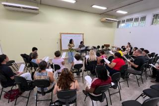 Em show no Teatro da UFMT, coro de brasileiros e imigrantes canta em japonês, espanhol e português