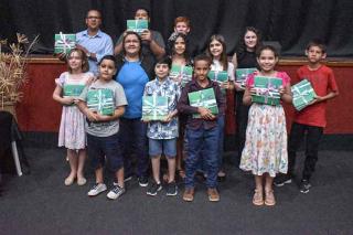 Cultura e Juventude entrega calendários aos vencedores do Concurso Municipal de Desenho