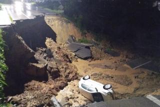 Cratera ‘engole’ pista da BR-470 e provoca acidente em Rio do Sul