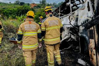 Mortes confirmadas no acidente em rodovia de Minas chegam a 38