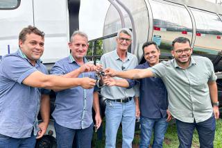 Administração Municipal realiza entrega de caminhão isotérmico para COMOV