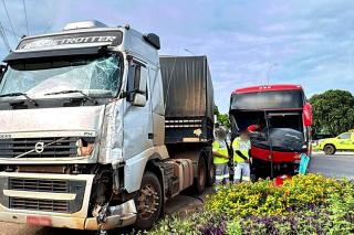 Acidente envolve ônibus e caminhão na BR-163 em Sorriso